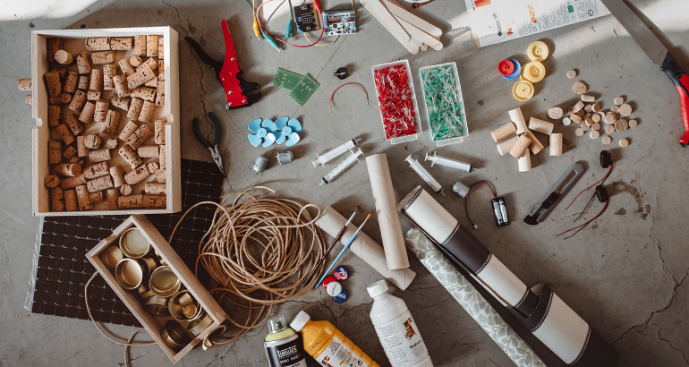 Byggmaterial på ett bord.