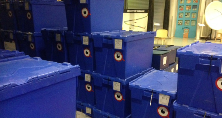 NTA-lådor som är staplade på varandra.