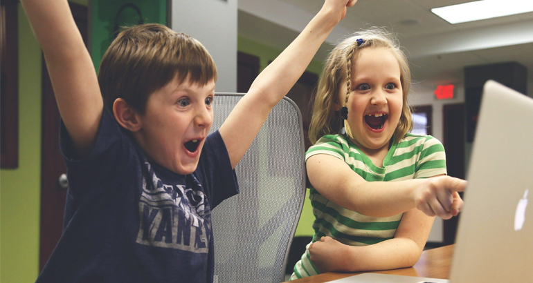 Två barn vid en dator.