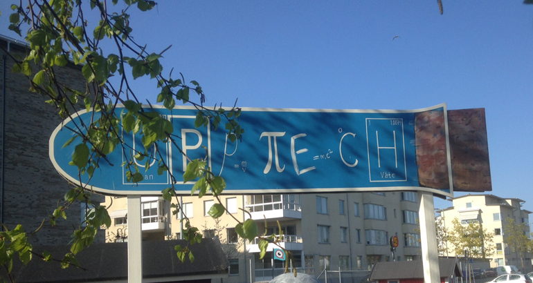 Ett stort provrör det står Upptech på.