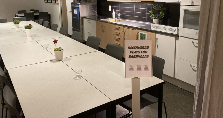 Bord och stolar i matsäcksrummet.