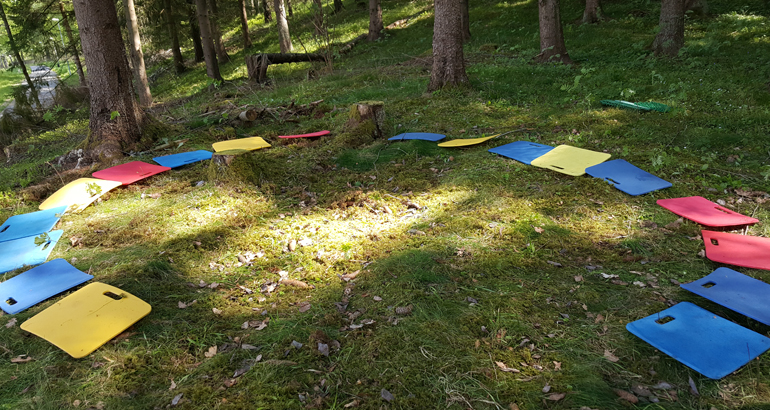 Sittunderlag i en ring utomhus.