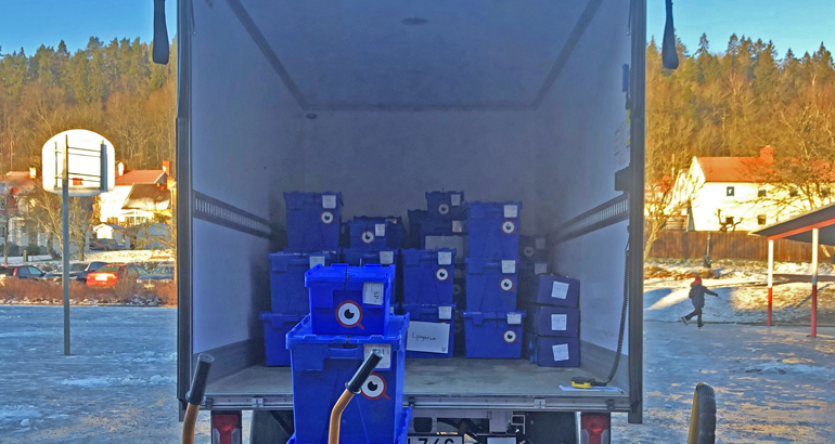 Många NTA-lådor i en lastbil.